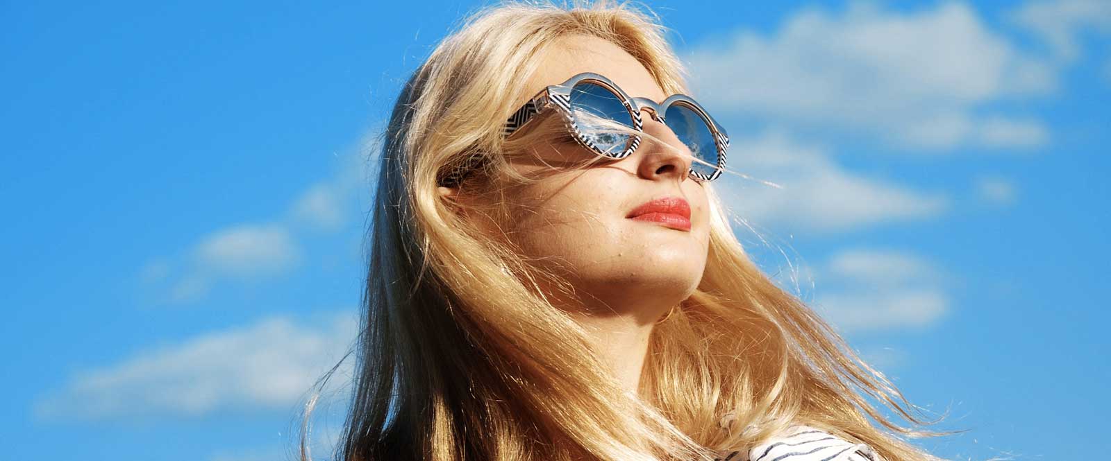 Ragazza con occhiali da sole